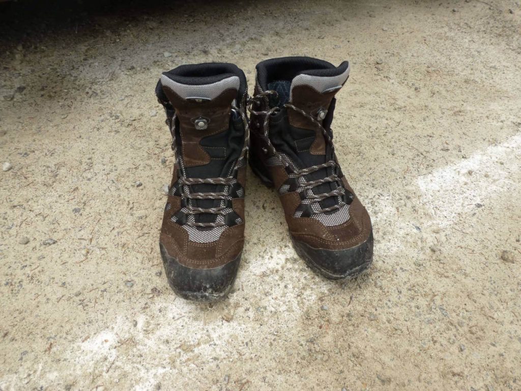 Pflegetipps für Wanderschuhe 3 Pflegetipps für Wanderschuhe - Zwei Wanderstiefel nach der Wanderung am Boden stehend.