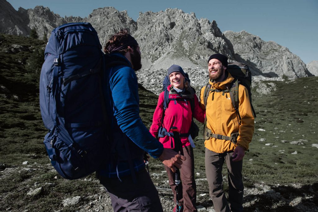 Hardshell oder Softshell 2 Eine Hardshell-Jacke eignet sich für Touren mit schwerem Rucksack.