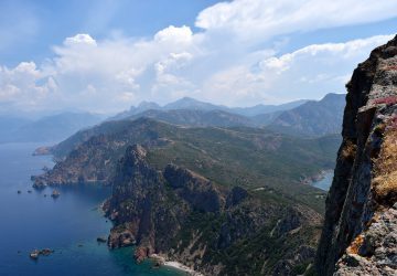 Hiking with kids in Corsica 6 Hiking with kids in Corsica - View of the coast from above. Photo: Peter H, pixabay.