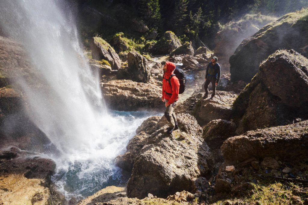 Wildniswandern 2 Wildniswandern Tipps - Zwei Wanderer vor einem Wasserfall.