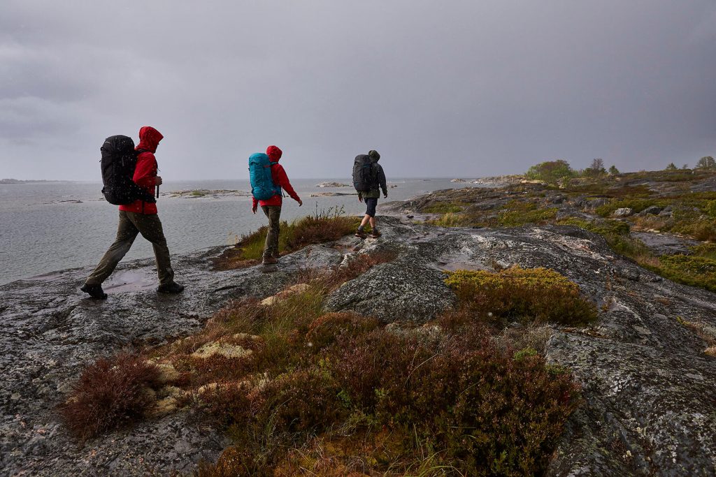 Outdoor-Grundwissen 5 Wer beim Wandern in ein Gewitter kommt, sollte schnell einen sicheren Ort aufsuchen.