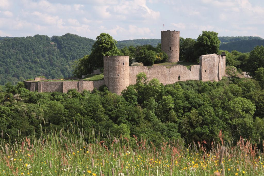 Wandern auf dem Natursteig Sieg 4 Burgruine Blankenberg auf der dritten Etappe auf dem Natursteig Sieg.