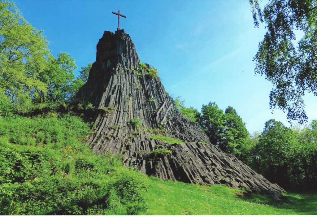 Wandern auf dem Natursteig Sieg 10 Hügel mit Kreuz auf Etappe 13 des Natursteig Sieg.