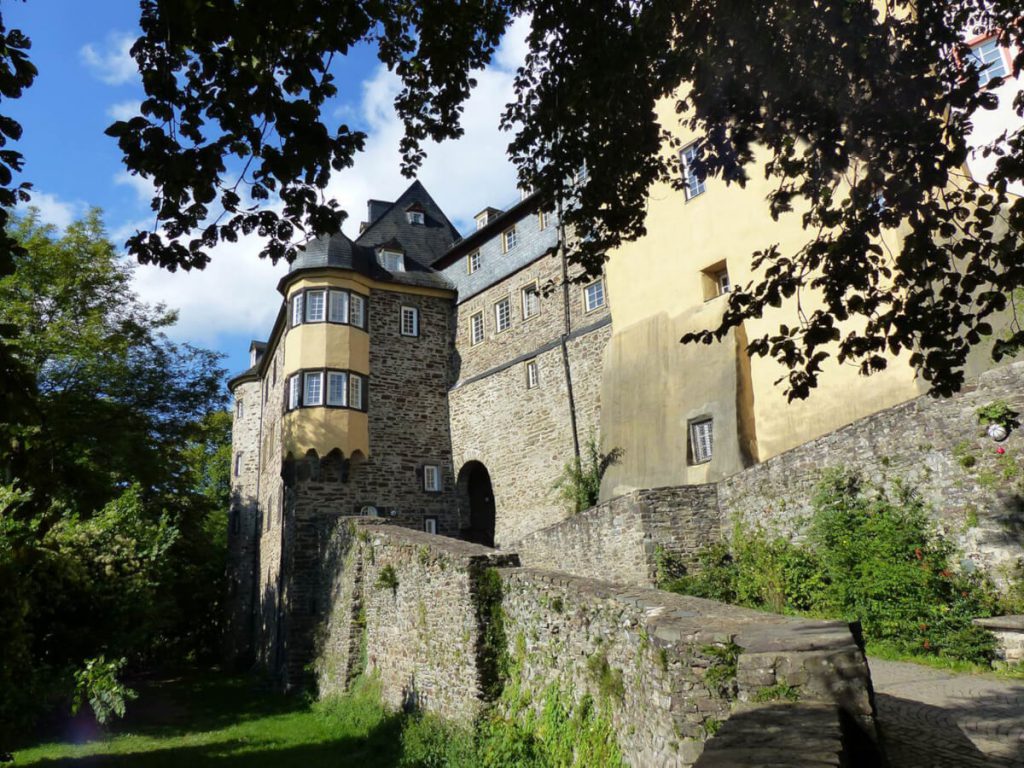 Wandern auf dem Natursteig Sieg 11 Burg auf Etappe 14 des Natursteig Sieg.