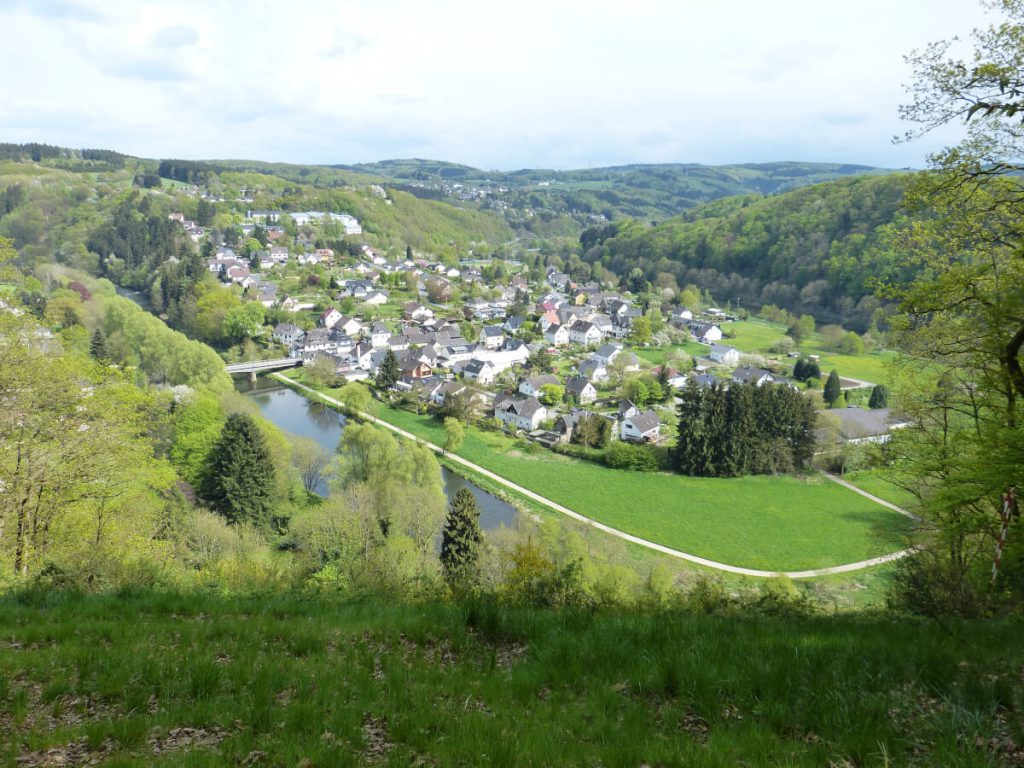 Wandern auf dem Natursteig Sieg 5 Blick von oben auf die Naturregion Sieg.