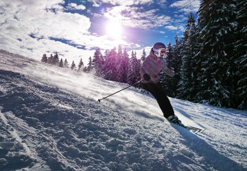 Skifahren Deutsches Mittelgebirge - Skifahrerin beim bergab fahren.