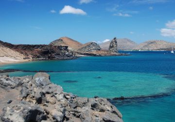 Reise nach Galapagos 4 Reise nach Galapagos - türkisblaues Meer und felsige Küste.