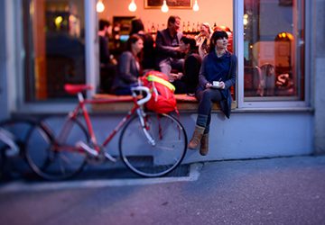 Copenhagen by bike 14 Copenhagen by bike - Girl sitting in front of a cafe.