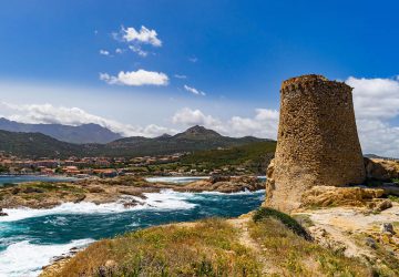 Wandern auf Korsika und Sardinien 2 Festung mit Stadt und Meer im Hintergrund auf Korsika.