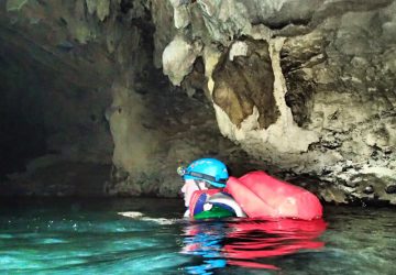Phong Nha Höhlen in Ke Bang, Vietnam 18 Mann schwimmt in der Phong Nha Höhle in Ke Bang, Vietnam.