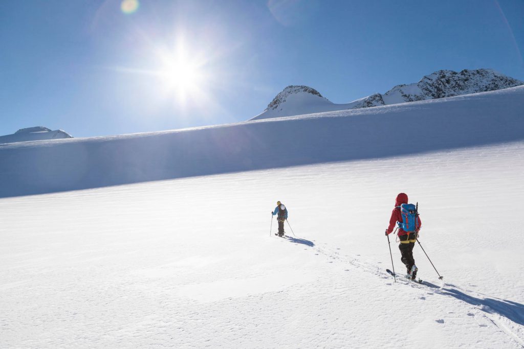 Skitourengehen für Anfänger 3 Der Aufstieg beim Skitourengehen ist mühsam.