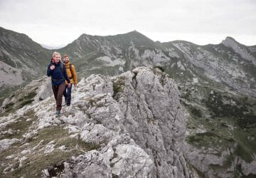 Hüttentouren in den Alpen 1 Hüttentouren in den Alpen - zwei Wanderer in den Bergen.