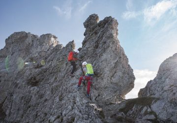 Vie ferrate - basic knowledge 14 Zwei Wanderer an einem Klettersteig.