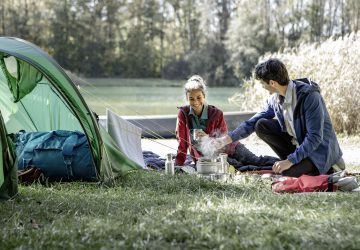 Die schönsten Campingplätze in Deutschland 2 Campingplätze in Deutschland - Pärchen beim Zelten am See.