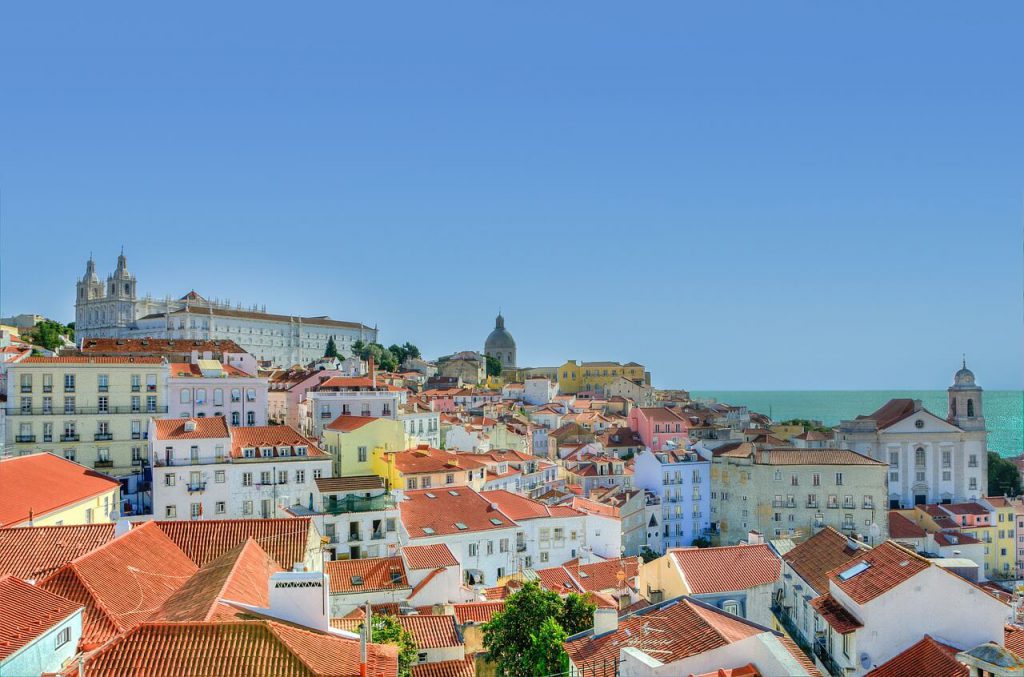 Städtereise nach Lissabon 2 Städtereise Lissabon - Blick über die Häuserdächer des Alfama-Stadtviertels. Foto: Rudy and Peter Skitterians, pixabay.