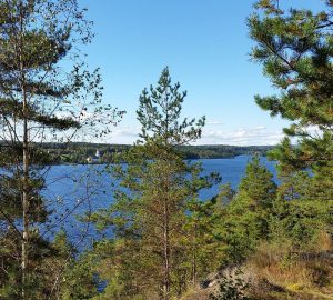 Kanufahren in Dalsland 3 Paddeln in Dalsland in Schweden. Blick auf die Kirche von Varvik. Foto: 2342639, pixabay.