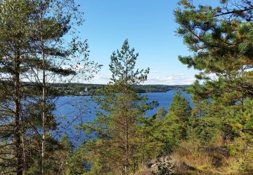 Kanufahren in Dalsland 2 Paddeln in Dalsland in Schweden. Blick auf die Kirche von Varvik. Foto: 2342639, pixabay.
