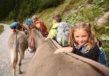 Eselwandern mit Kindern 6 Eselwandern mit Kindern - Kinder beim Wandern mit Eseln