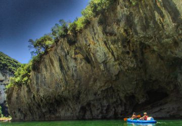 Familienurlaub in Frankreich: An der Gorges de l‘Ardeche 12 The rock formations of the Gorges de l'Ardèche in the south of France are up to 300 meters high.