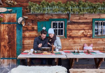 Winterurlaub 10 Winter vacation - Young couple having a snack at a hut in winter.