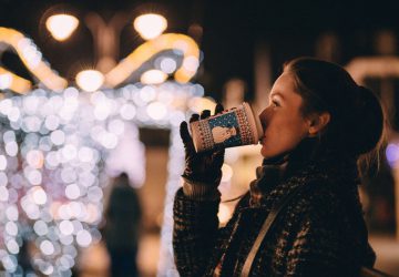 City trip to London 12 City trip to London - woman drinking from a paper cup at a Christmas market. Photo: pexels, pixabay.