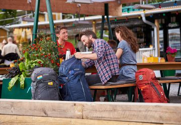 Richtig packen 2 A group of backpackers with their backpacks in a bar.