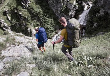 Bergwissen kompakt 16 Bergwissen kompakt - Zwei Trekker mit großen Rucksäcken beim bergab laufen.