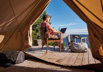 Hotspots for Digital Nomads 2 3 hotspots for Digital Nomads - Digital nomad working with laptop at the lake.