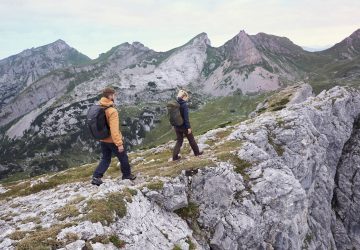 Zwei Wanderer in den Bergen von Südtirol.