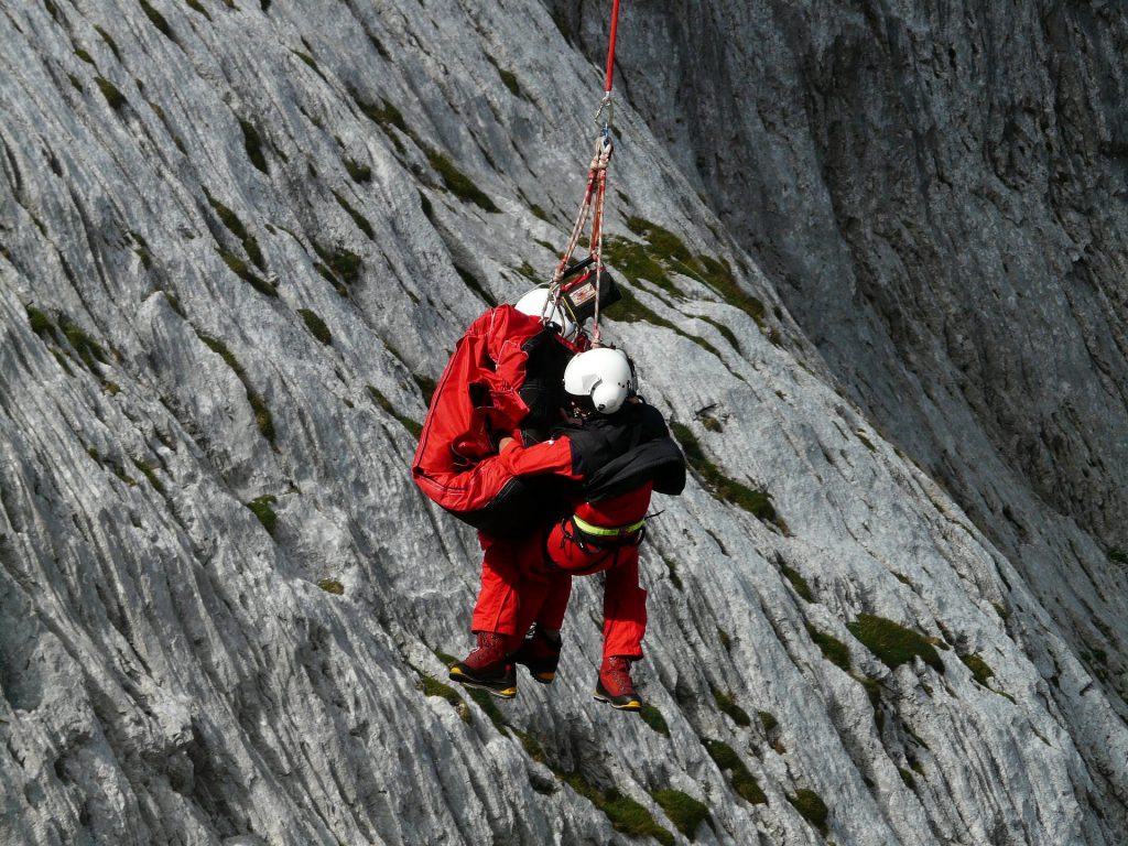 Sicherheit am Berg 3 Die Bergwacht rettet einen Bergsteiger per Helikopter.