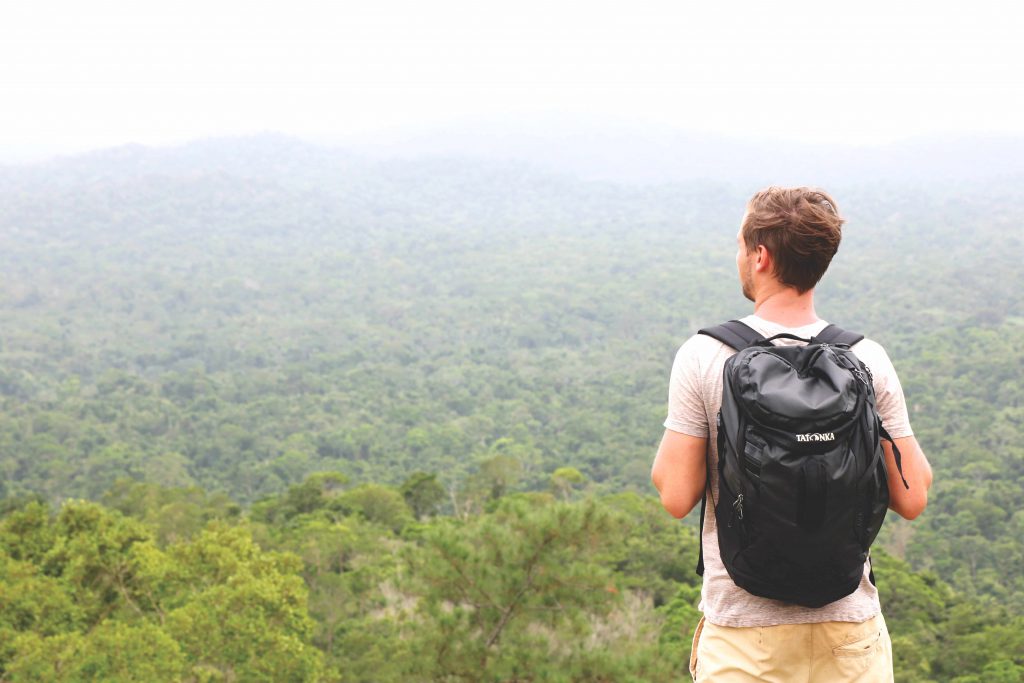 Daniel blickt auf den Regenwald von Belize.