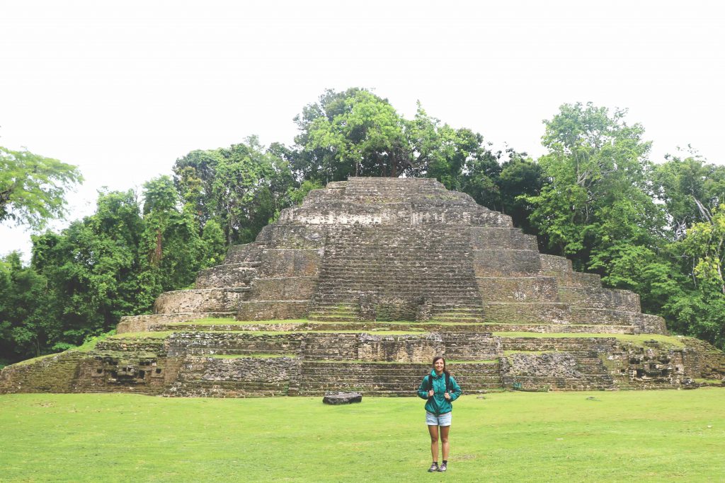 Ania vor der Lamanai Maya-Ruine mitten im Regenwald von Belize.