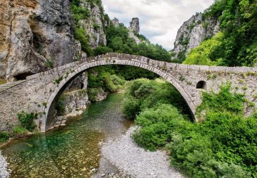 Peloponnese Trekking E4- Stone bridge in Greece. Photo: DanaTentis, pixabay.
