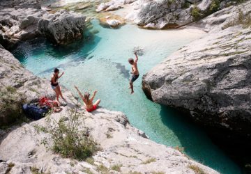 Backpacking hygiene 4 Outdoor-Hygiene - Eine Gruppe von Trekkern springt in einen Bergsee.