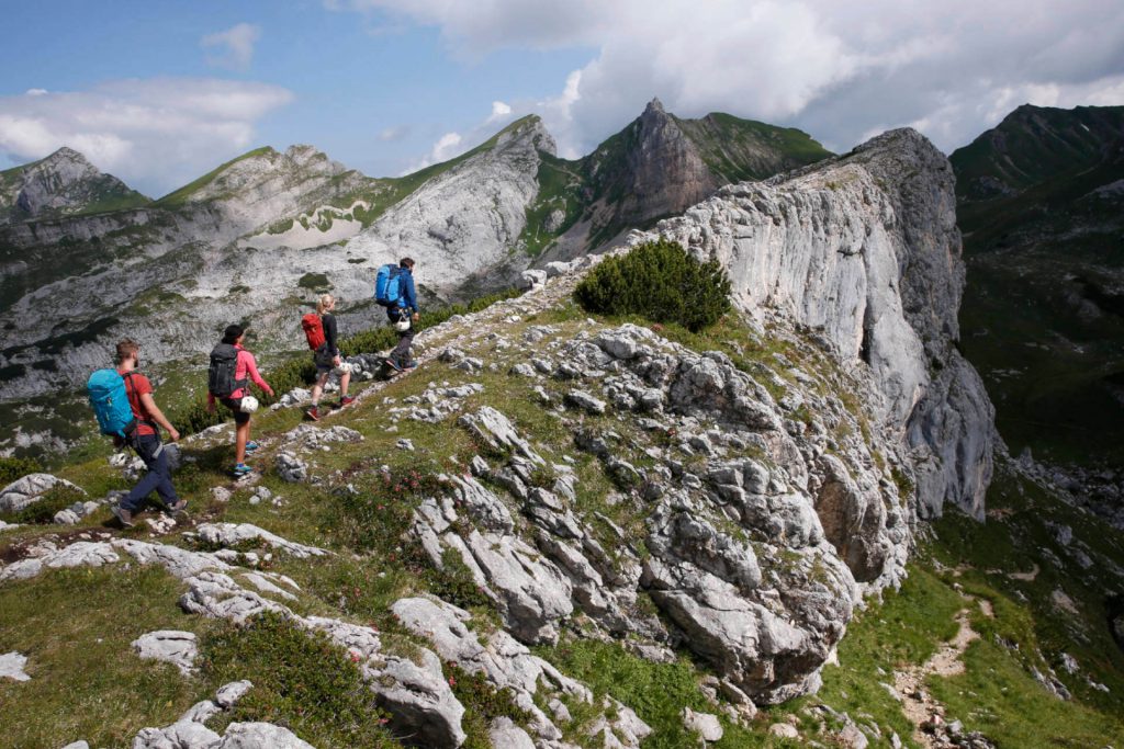Interview Bergverlag Rother 8 Eine Gruppe von Klettersteiggängern auf dem Weg zu einem Klettersteig.
