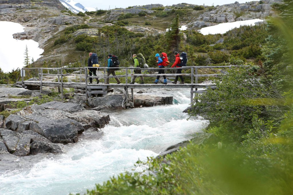 Fünf Tage auf dem Chilkoot Trail 27 Trekkingtour Chilkoot Trail - Trekker laufen über eine Brücke im Yukon Territorium.