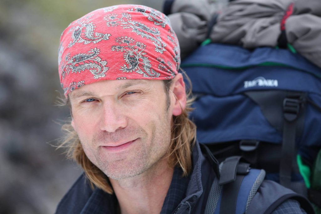 Fünf Tage auf dem Chilkoot Trail 16 Porträtfoto von Dirk Rohrbach mit rotem Kopftuch und Tatonka Rucksack auf dem Rücken.