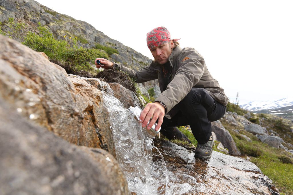 Fünf Tage auf dem Chilkoot Trail 10 Dirk Rohrbach beim Auffüllen seiner Wasservorräte.