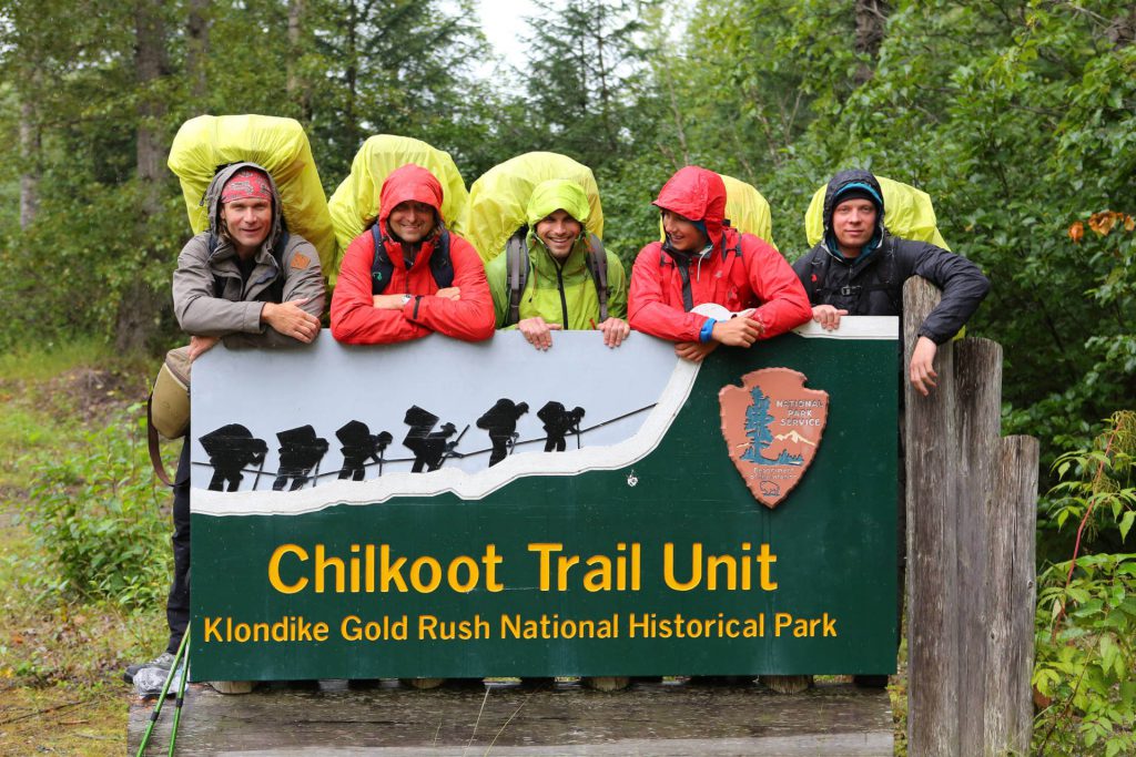 Fünf Tage auf dem Chilkoot Trail 3 Die Trekking-Gruppe um Dirk Rohrbach und Istvan Ladanyi am Eingangsschildes des Klondike Gold Rush Nationalparks.