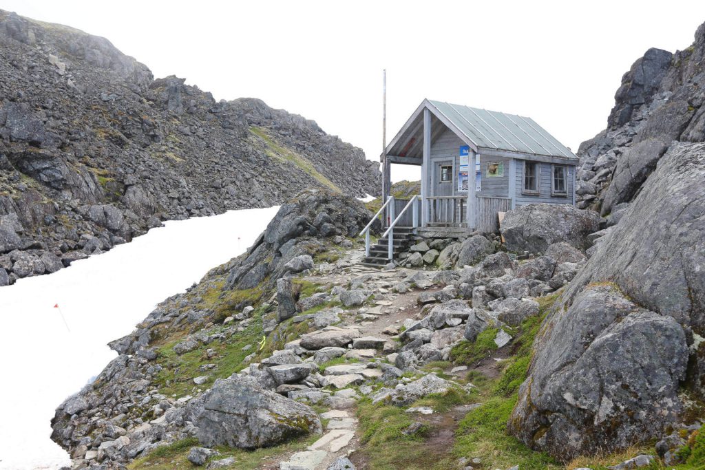 Fünf Tage auf dem Chilkoot Trail 13 Kleine Holzhütte eines Camps auf dem Chilkoot Trail im Yukon Territorium.