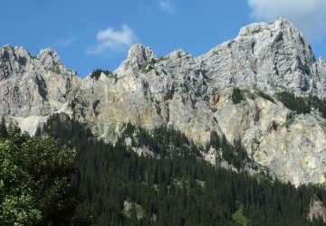 Tourentipp: Wanderung auf die Rote Flüh (2.108 m) 14 Summit of the Rote Flüh in the Tannheimer Tal photographed from the Haldensee.