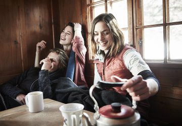 Hüttenwanderungen in den Alpen 6 Nach der Hüttenwanderung stärken sich Wanderer in einer Berghütte in den Alpen.