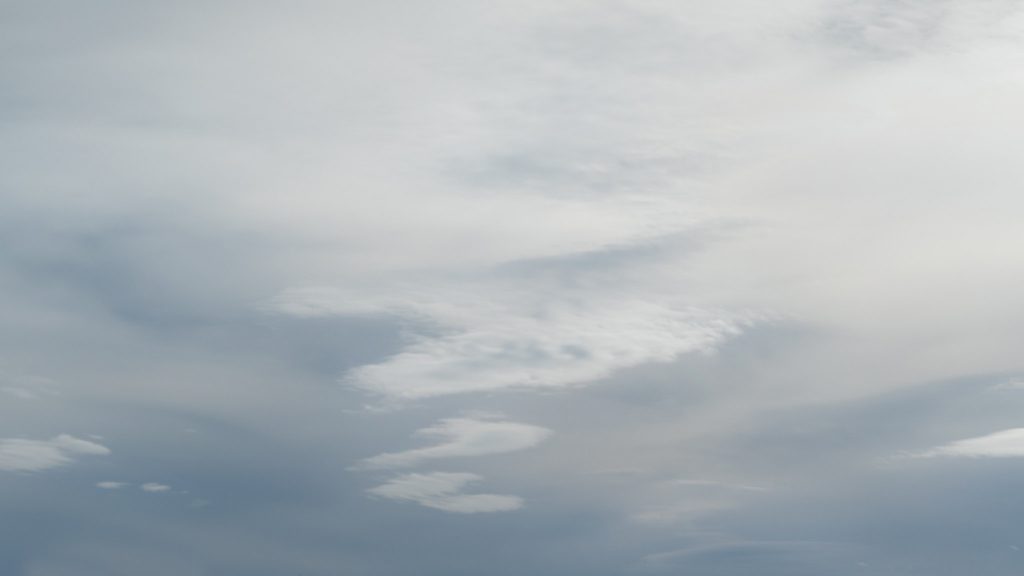 Sind Altostratus-Wolken am Himmel folgt oft leichter bis mäßiger Niederschlag.