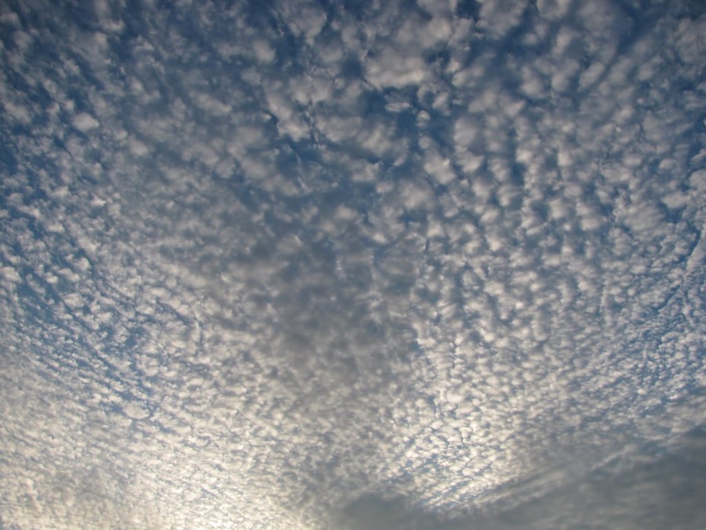 Cirrocumulus-Wolken bedeuten schlechtes Wetter mit Gewitter.