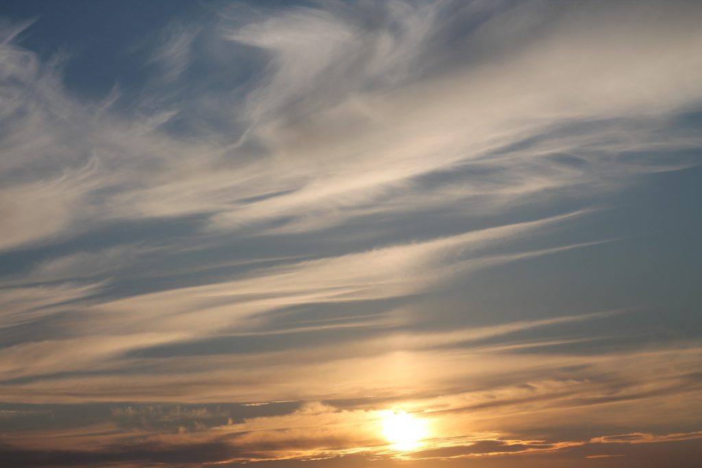 Cirrostratus-Wolken kündigen eine Warmfront an. Das bedeutet Regen in ein bis zwei Tagen.