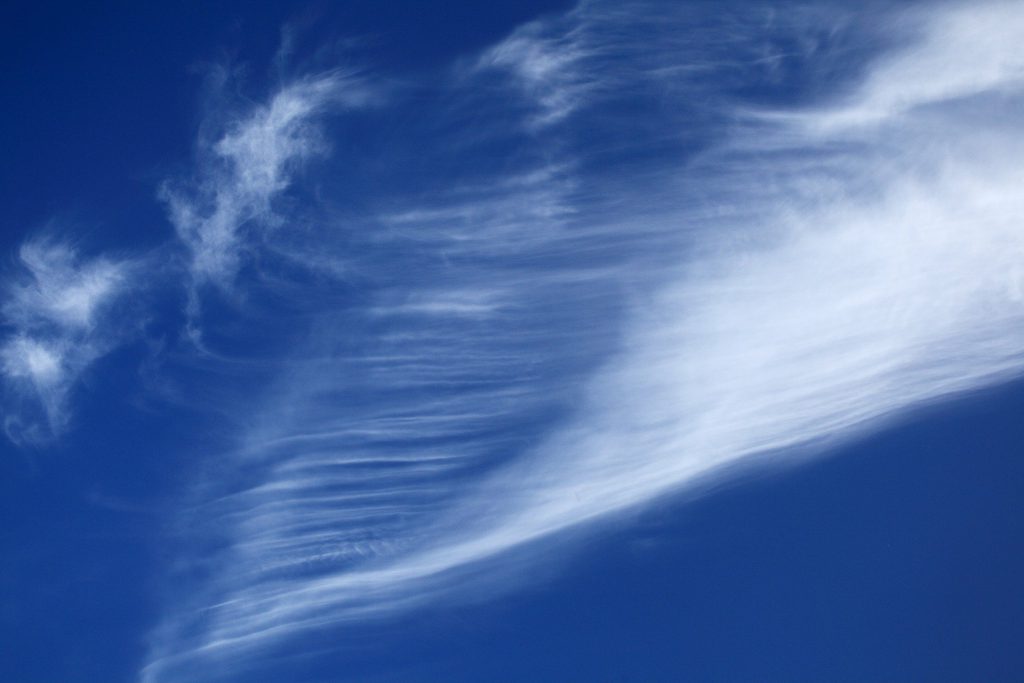 Cirruswolken am Himmel kündigen oft schlechtes Wetter mit Regen an.