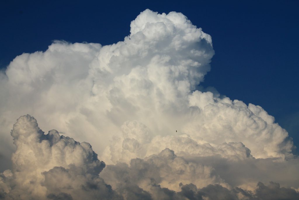 Cumolonimbus-Wolken sind typische Gewitterwolken, die sich hoch auftürmen.
