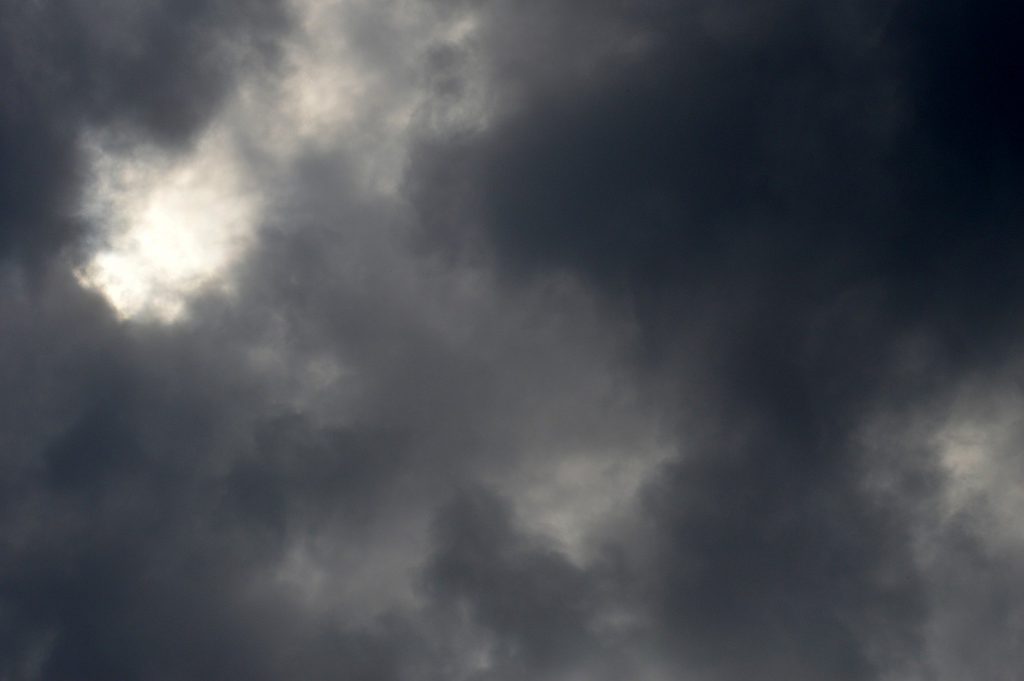 Nimbostratus-Wolken sind grau und so dicht, dass sie die Sonne verdecken.