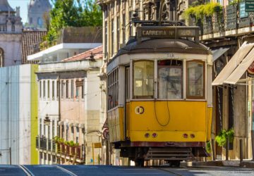 Dos and don'ts in Portugal - Yellow streetcar in Lisbon. Photo: João Paulo.