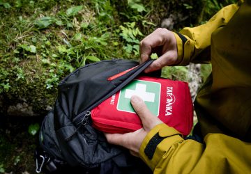 Safe on the mountain 10 Sicher am Berg unterwegs Fiona Stappmanns Tatonka First Aid Kit geschlossen Alpstein